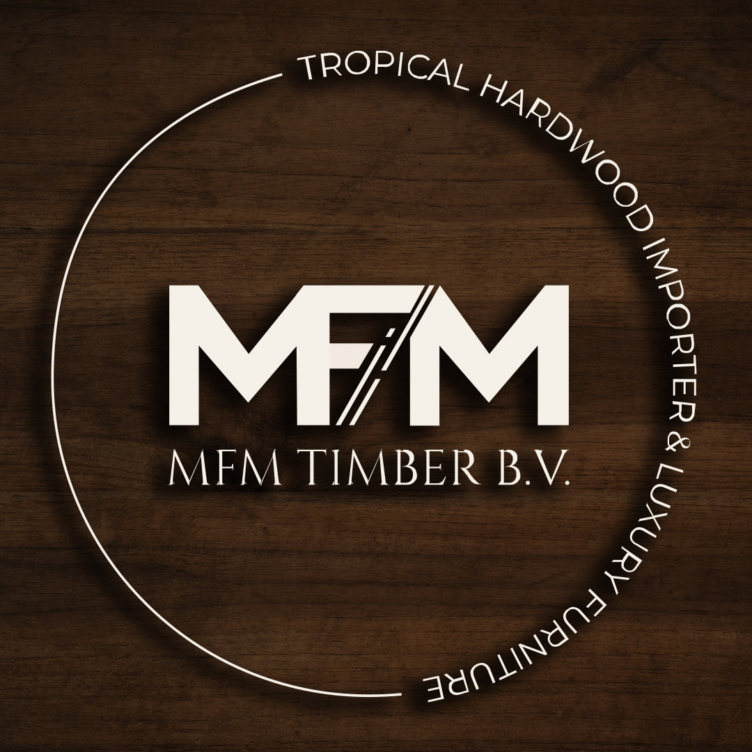 Donkerbruine houten plankentextuur met zichtbare nerf, knoesten en lichte slijtage, volledig beeldvullend met logo van MFM Timber.